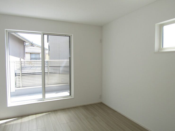 大きな窓からお陽さまの光やさわやかな風をたっぷりとりこめます