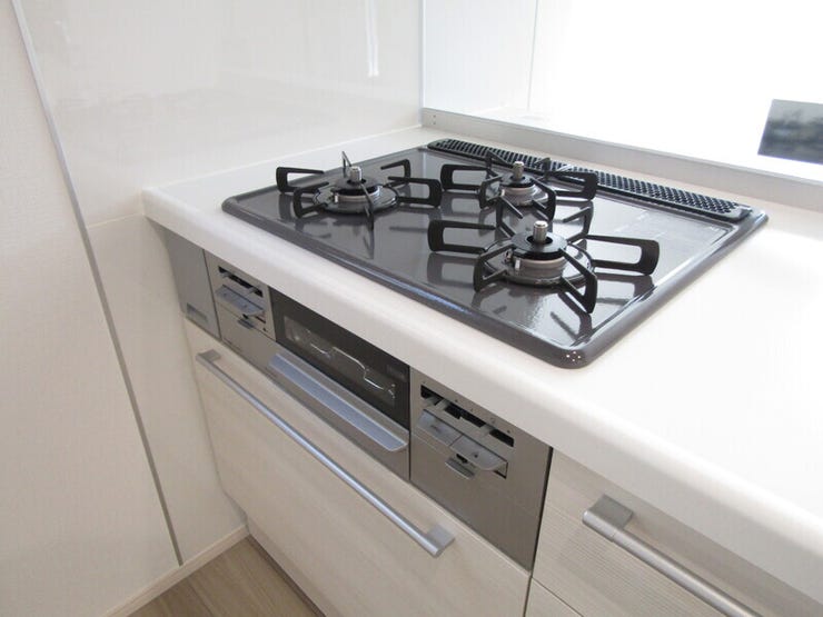 3口ガスコンロ。慣れている方も多く火力が目に見えるため使いやすいという方も多い、3口のガスコンロ仕様