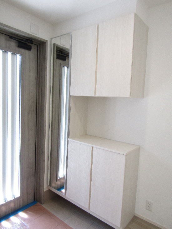 全身鏡付きの玄関収納。お出かけ前に全身の身だしなみをチェックすることができます