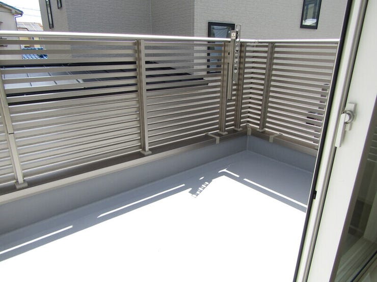 広々バルコニーはお布団などの大きな洗濯ものもまとめて干せますね♪