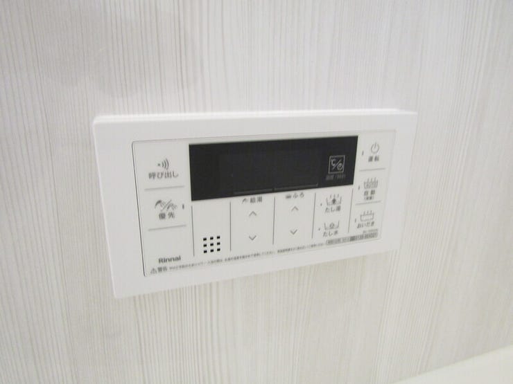 追い焚き機能付きのオートバス。ご家族それぞれの生活リズムに合わせていつでも温かいお風呂に入れます。