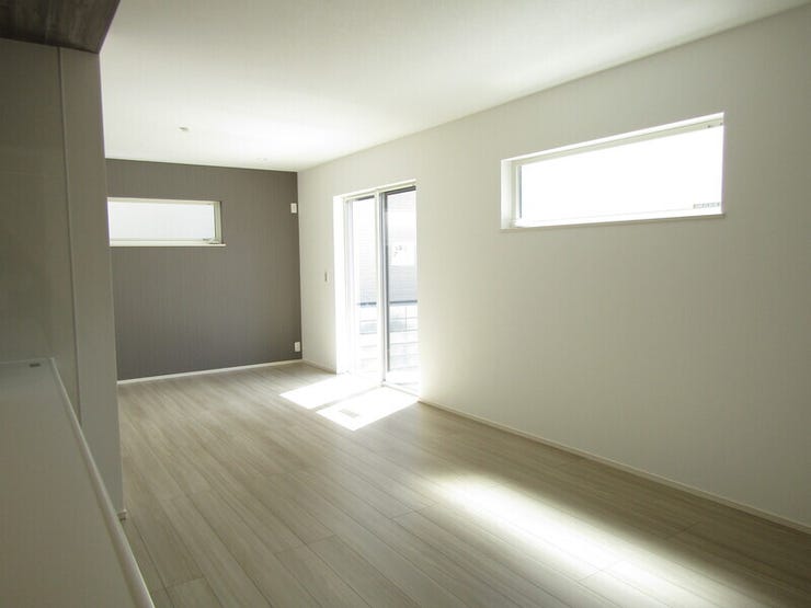 LDKには大きな窓からたくさんの光が入り、明るく、開放的な空間を演出してくれます。