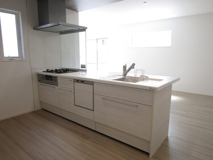 人気の対面式キッチンなので、家事をしながらご家族ともコミュニケーションが取れますよ