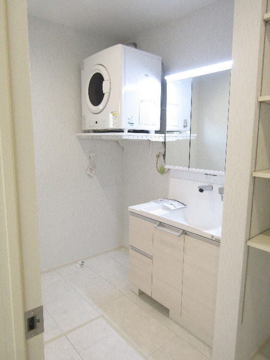 ゆとりの洗面スペースで朝の身支度もスムーズに!三面鏡の裏側には収納棚を確保。メイク用品や洗顔小物をスッキリ収納できます