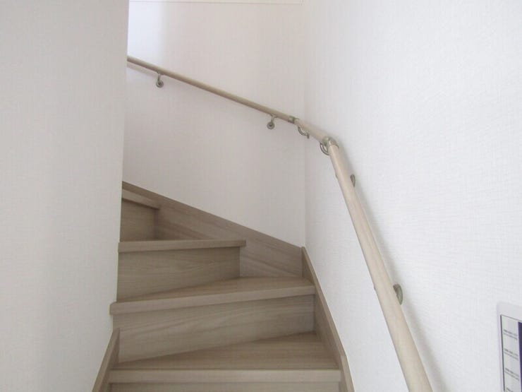 手すりを設置することで歩行のサポートとなり転倒の防止など思わぬ事故を防ぐことが出来ます。