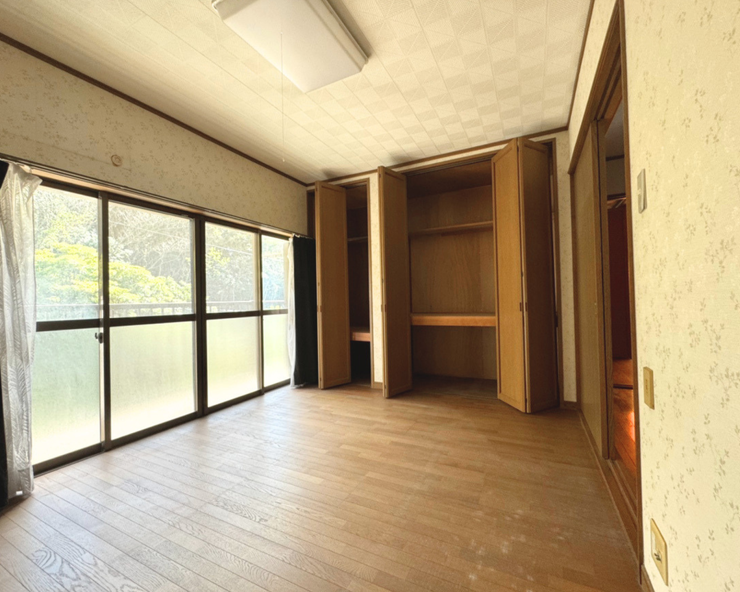2F 収納つき洋室です