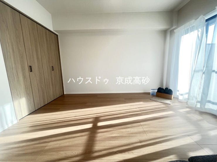 リビングに繋がる洋室です。家事の合間にホッと一息つける癒しの空間になるのではないでしょうか♪
また、客間としても、子供部屋としてもお使いいただけます♪