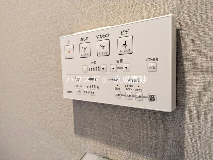 トイレは快適な温水洗浄便座付です。
