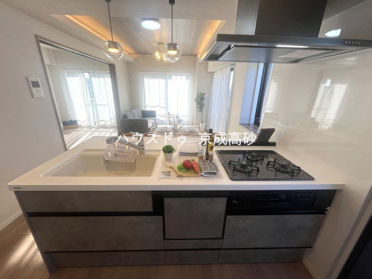 女性に人気の対面キッチン。お料理しながらご家族とのコミュニケーションが取れるのは対面だから出来ること。小さいお子様を見守りながらの家事は安心ですよね!