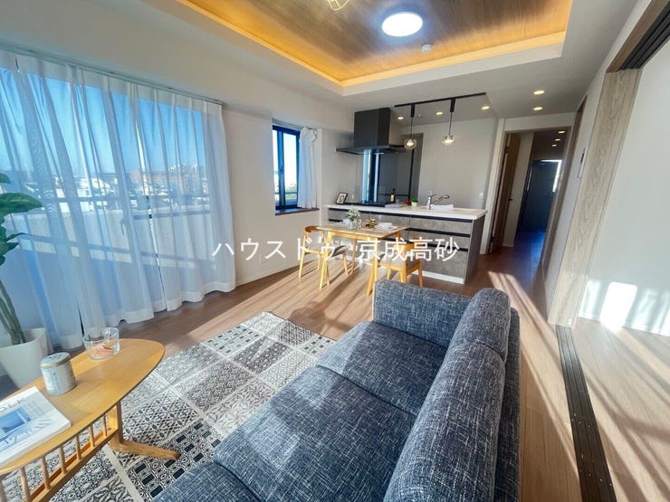 【外観】
明るく開放的な空間が広がるリビングダイニング。室内には豊かな陽光が注ぎ込み、爽やかな住空間を演出。ホームパーティーでもゲストと一緒に料理を楽しみながら楽しい時間を過ごせそうですね。