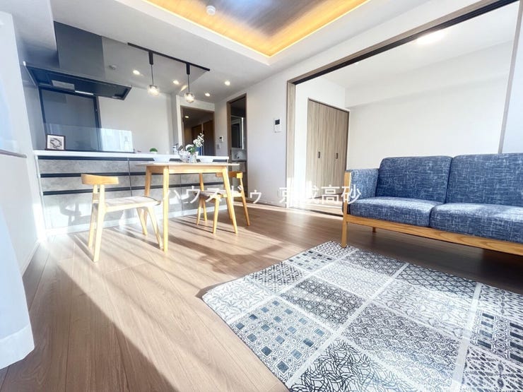 オシャレなリビングでゆったりとしたひとときを過ごしませんか?大切なご家族が集まるからこそLDKはこだわりたいですよね!家族だんらんの時間が自然と増えそうなこだわりの空間です。