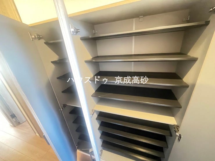 大型の下駄箱収納でお気に入りの靴もたっぷり収納できますね!