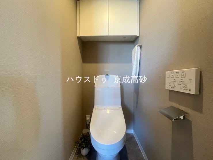 お掃除しやすい素材と機能にこだわったトイレはいつまでもキレイが続きます。少ない水量で洗浄できる、環境にもお財布にもやさしいエコなトイレです。