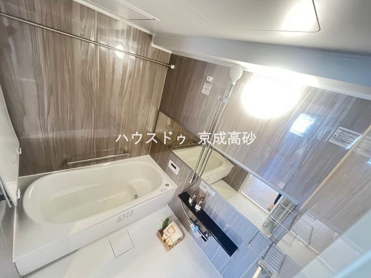 広い浴槽で足を伸ばせば1日の疲れも癒されます。落ち着いた雰囲気で、毎日のバスタイムが楽しみになりそうです。