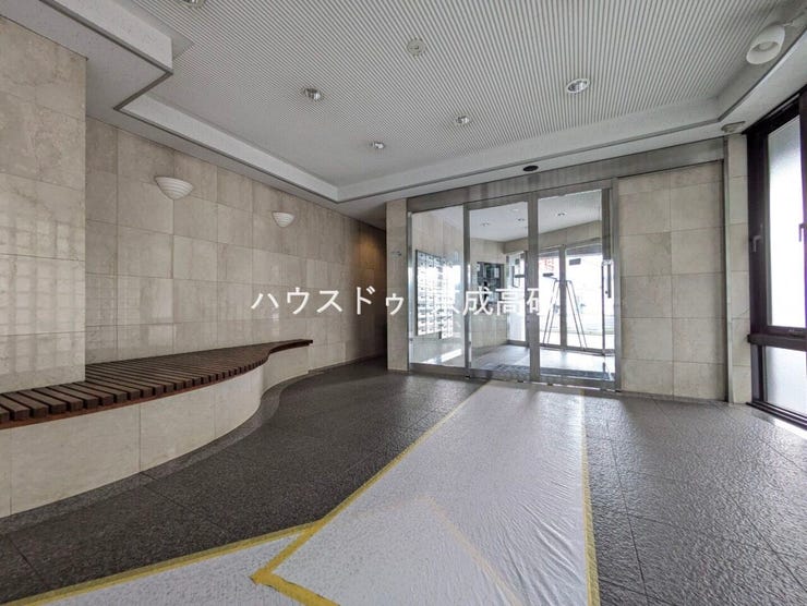 エントランス内部は、管理が行き届き清潔な共有スペースとなっています。