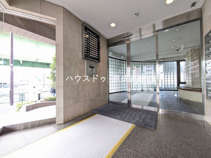 エントランスは毎日の行き帰りで使う大事な空間です。明るい基調で華やかなデザインなので、毎日も気持ちよく迎え入れられます。