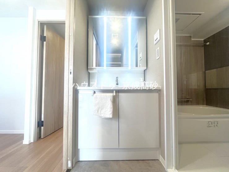 十分な大きさの洗面台は収納もさる事ながら、身だしなみチェックや歯磨きなど、朝の慌ただしい時間でもゆとりあるスペースで余裕を感じていただけます。