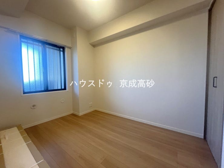 お子様の成長と共に「住まい方」も変化していきます。居室にはクローゼットを完備し、自由度の高い家具の配置が叶うシンプルな空間です。