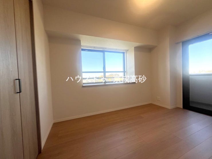 毎日の疲れを癒す主寝室。リラックスできる時間をお過ごしください。