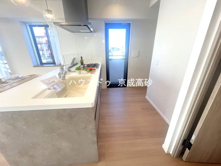 キッチンスペースは明るい空間に!細部にまで施された上質なアイテムが快適な日常生活を叶えてくれます。お料理もしやすく、お子様の様子を見ながら家事も出来ます!