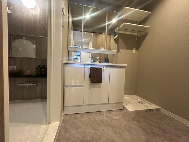 洗面脱衣室は広めの洗面台!
洗濯機上の可動棚も使いやすく便利です(^^♪