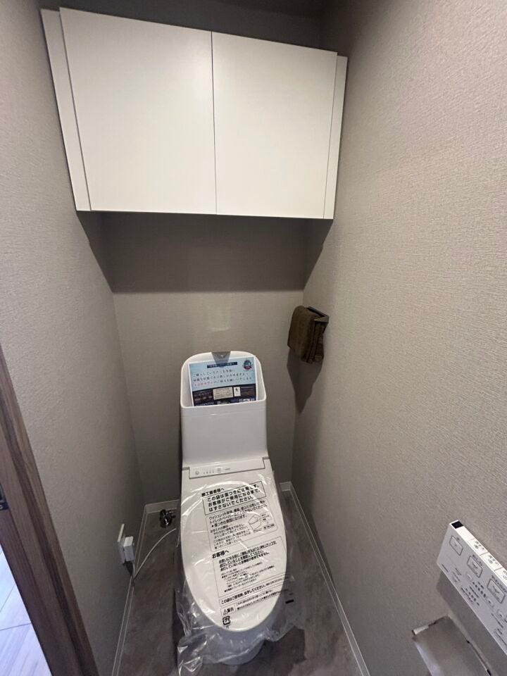 トイレには上部収納付きでトイレットペーパーや掃除道具をすっきり収納できます(*´▽`*)
