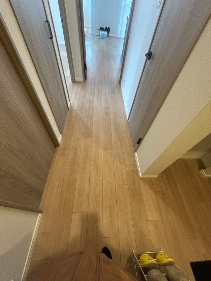 リビングへの廊下もリフォーム済で気持ちよく過ごせます。