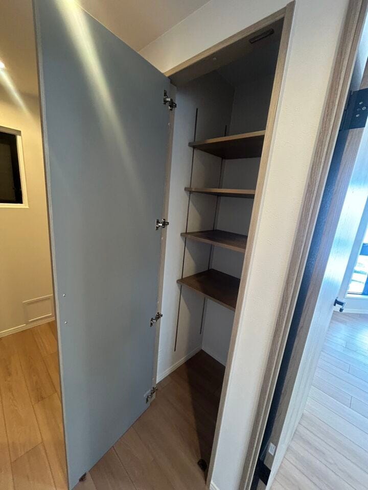 廊下にも可動棚付きの収納が嬉しい!