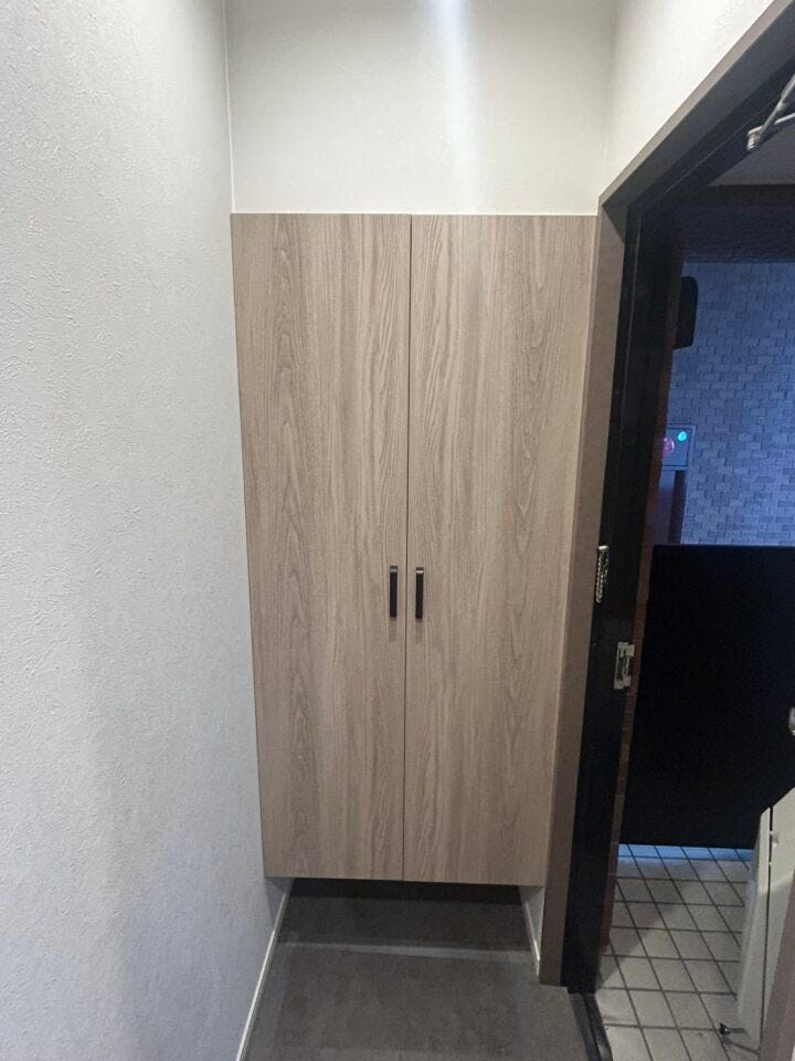 玄関はセンサーで自動点灯☆