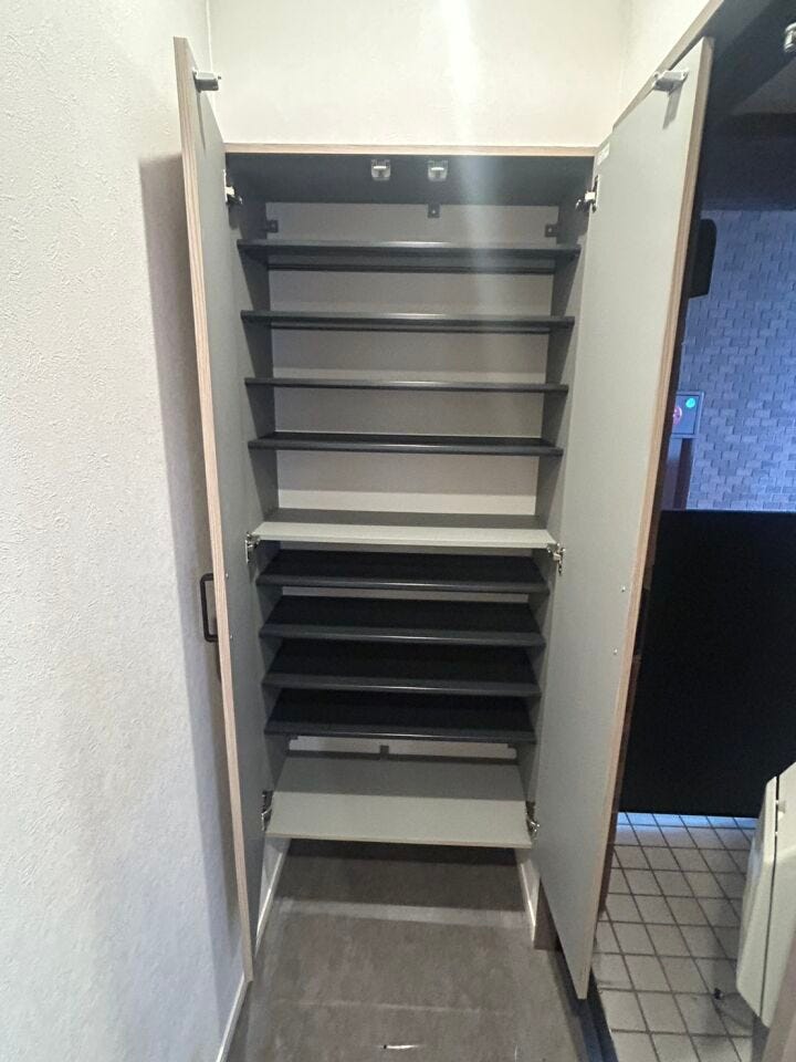 収納力のあるシューズボックスで靴をすっきり片付けれます♪