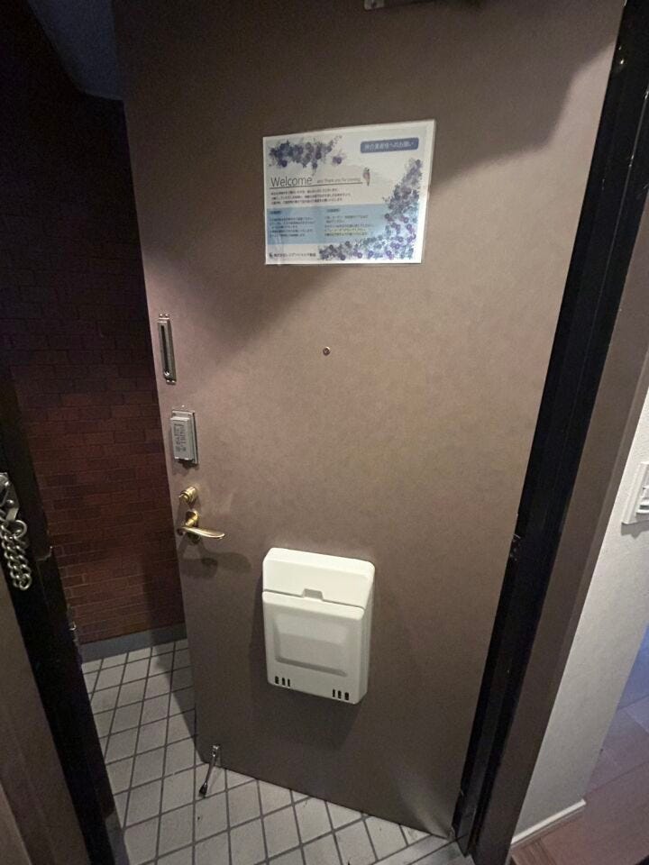 玄関内側の扉もきれいになってます☆