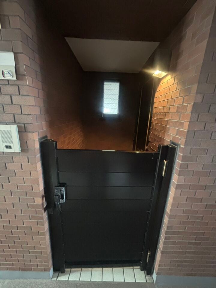 玄関入口は、まるで隠れ家バーみたく雰囲気があり門付きです(^^)