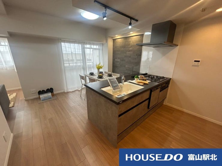 【居間・リビング】
LDKは約14.8帖!対面キッチンで家族と会話がはずみます♪