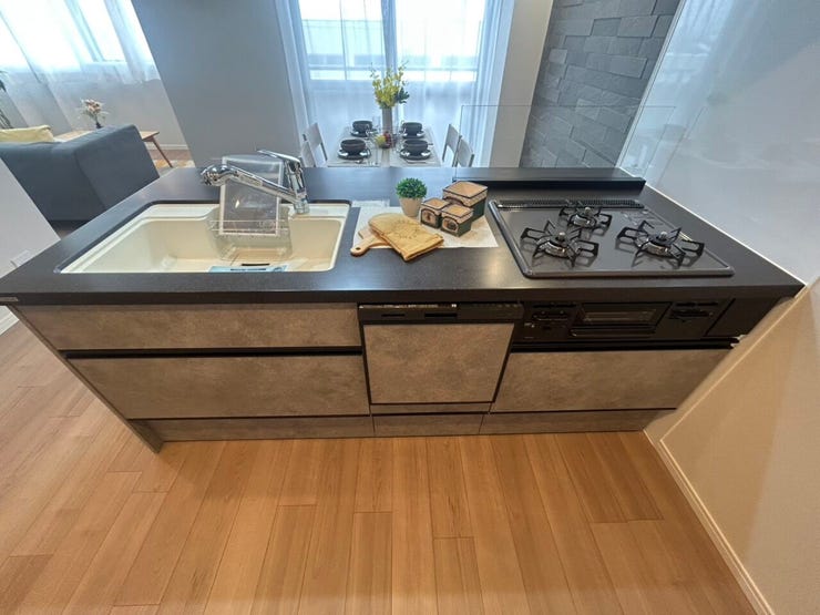 ブラック×グレージュのシステムキッチンで、すっきりと大人な雰囲気!