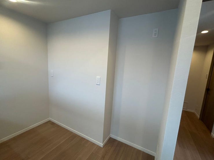 キッチン背面にはカップボードと冷蔵庫を置くスペースがあります♪