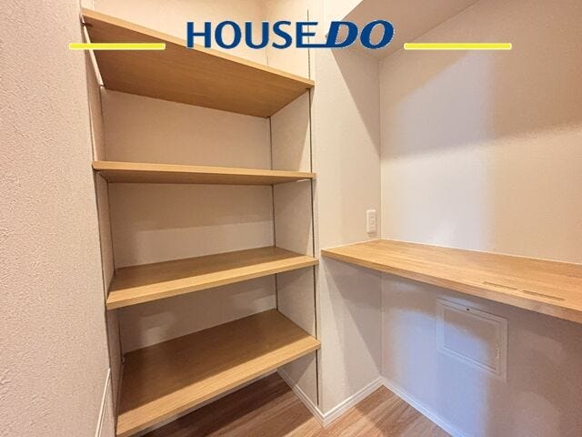 キッチン横のパントリーとカウンタースペース 食品の保存に活用いただけます。