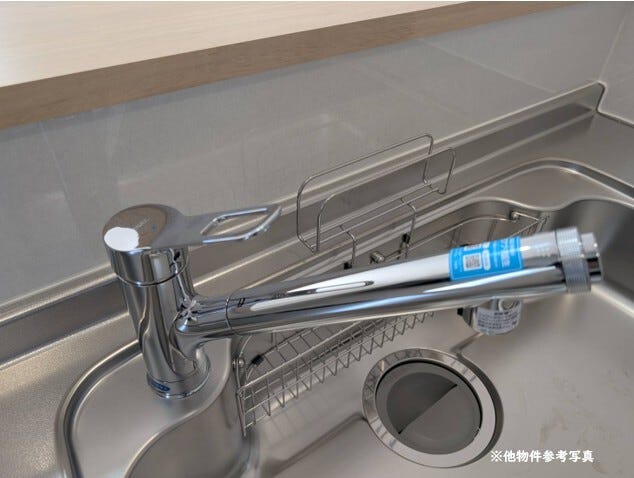 【同型タイプの浄水器】
蛇口の先端に浄水フィルタを内蔵しているので、余計な場所を取りません。大きなシンクで洗い物が楽々。シャワーホースが引き出せますので、シンクのお掃除のとき役立ちます。
