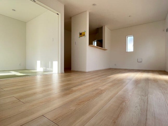 【同型リビング】(他物件参考写真)
ご家族で集まる楽しいリビングです