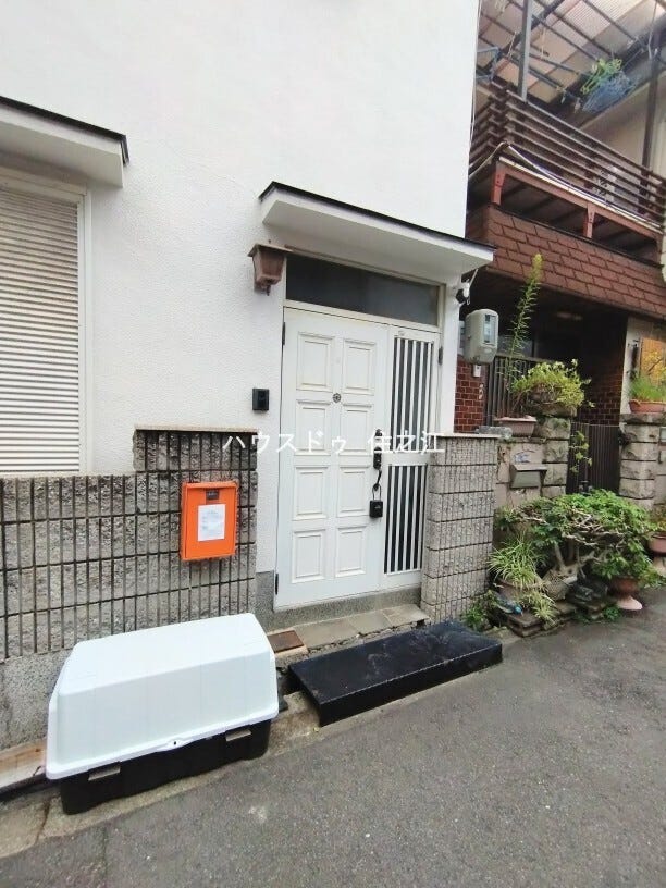 ★玄関には庇(屋根)がございますので雨の日もお荷物など濡れなくて済みます♪