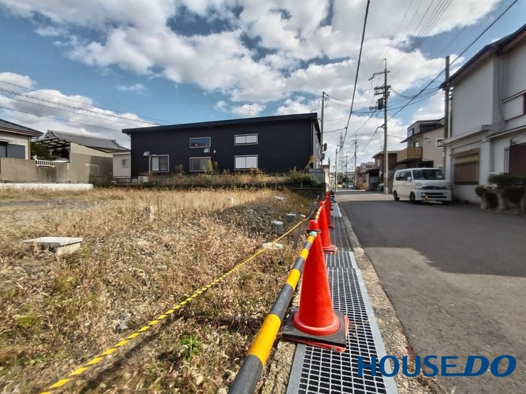 ゆとりのある道幅の前面道路です