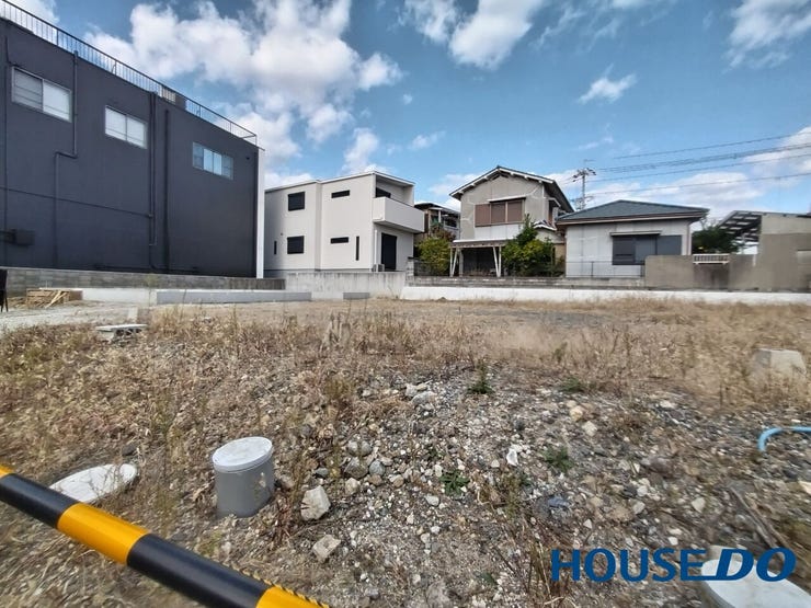 周辺には大きな建物や施設もありません