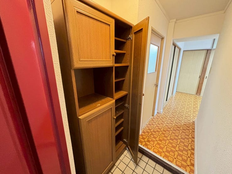 シューズボックス完備です。
鏡もありお出かけ前の身だしなみチェックもバッチリです。