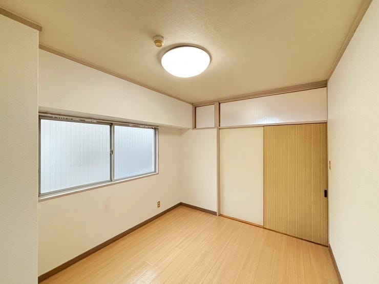 【洋室】
リビング横の洋室は角部屋で窓もあり
明るく開放的です!