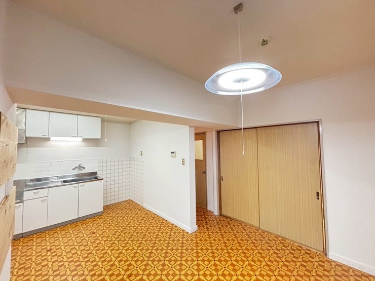 キッチンとの続き間になります。
床材も明るく、広さと清潔感がございます。