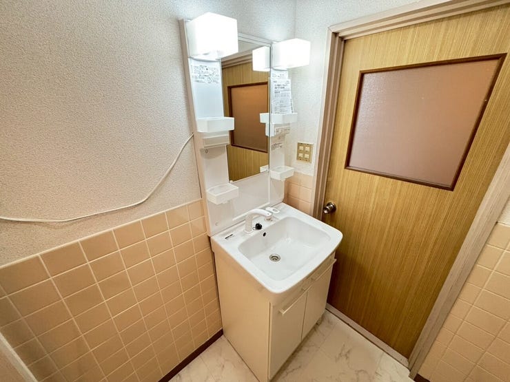 シャワー付き洗面台になります。
収納力◎お化粧台としても利用ができます。