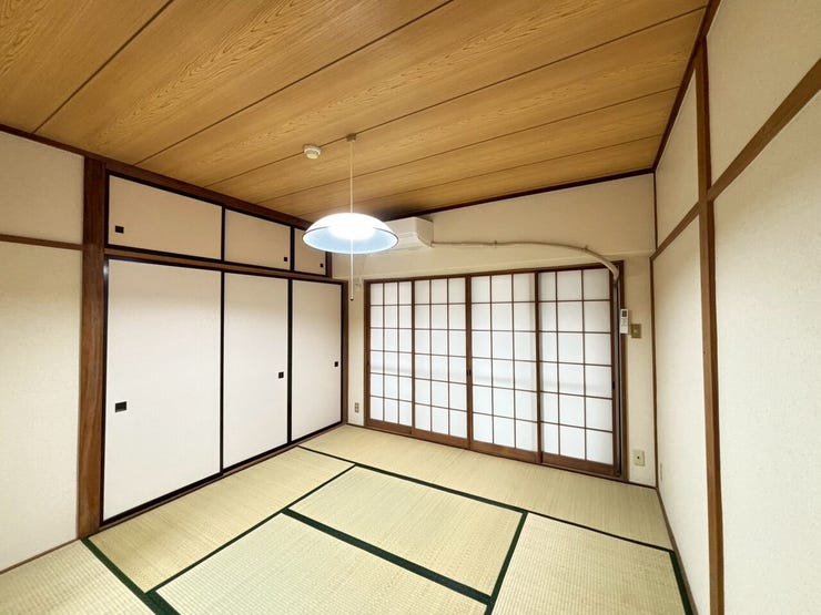 8帖の和室です。
お部屋の中心にありますので、夜勤などで朝お休みになる方には
ぴったりかも。また日を遮れますので趣味部屋などにも◎