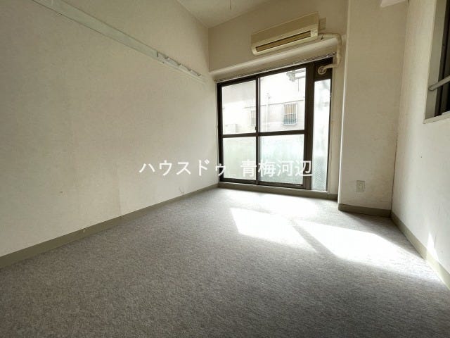 5.4帖洋室:バルコニーに面しているため日当たり良好です。日中は電気を付けなくても過ごせますね。