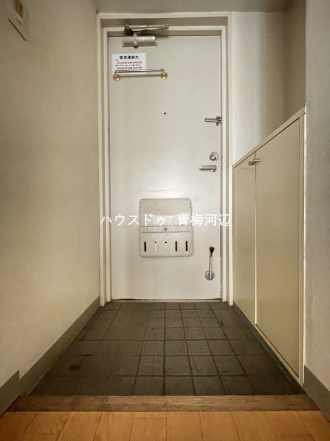 玄関:廊下との段差があまりなく、つまづかずに靴を履いたり脱いだりできます。