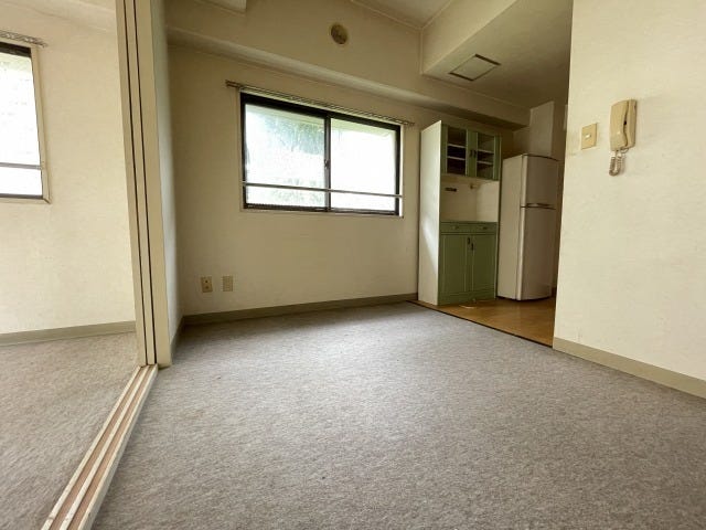 ダイニングキッチン:敷き込みカーペットなので足元が滑らず安心して過ごせますね◎