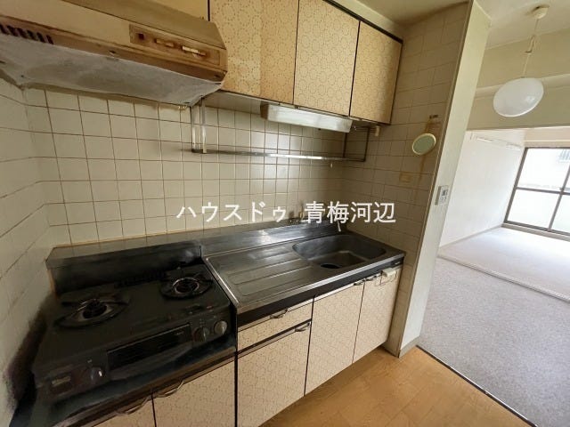 キッチン:キッチンは壁付けタイプですのでお部屋をすっきりと見せてくれるメリットがあります。